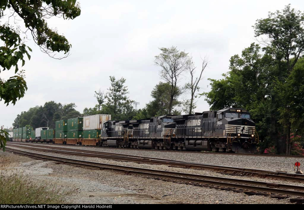 NS 9504 leads 2 other 95xx series locos and train 204 northbound